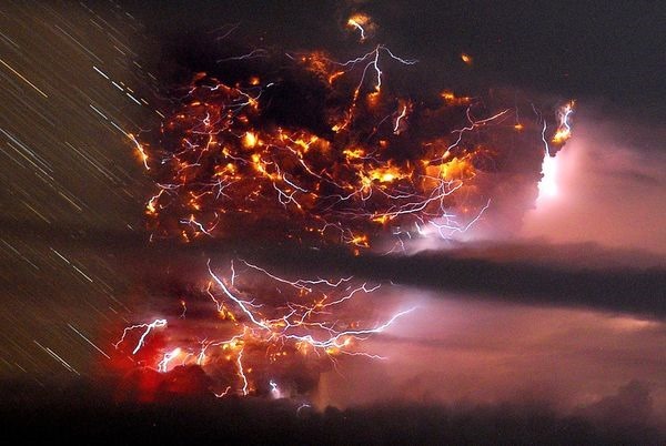 lightning-volcano-puyehue-volcanic-eruption-chile-long-exposure_36299_600x450
