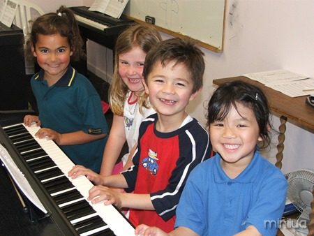 Children_at_piano